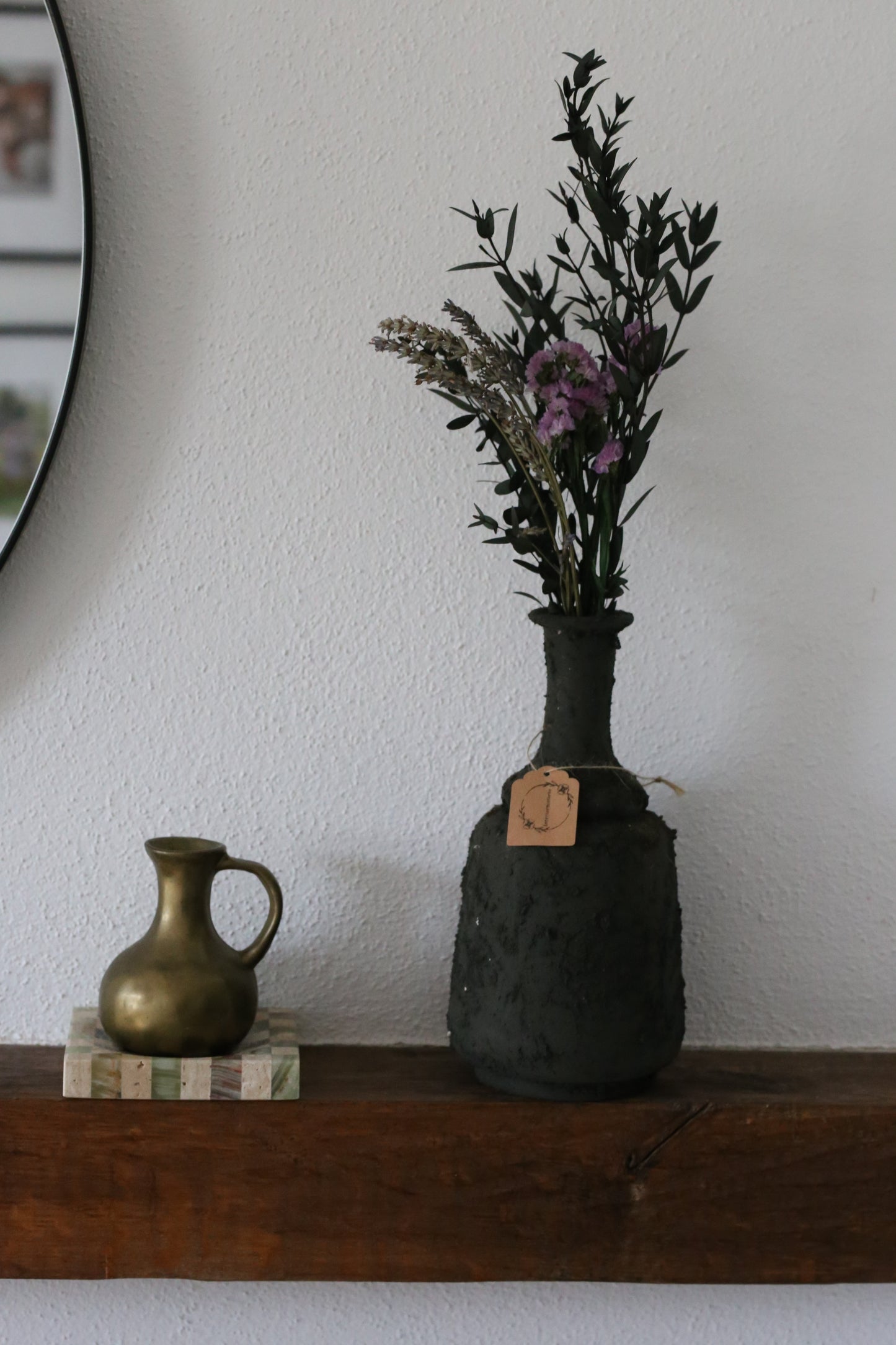 Handgemachte Blumenvase mit Stein-Acryl-Streichtechnik und Trockenblumen – jedes Stück ein Unikat