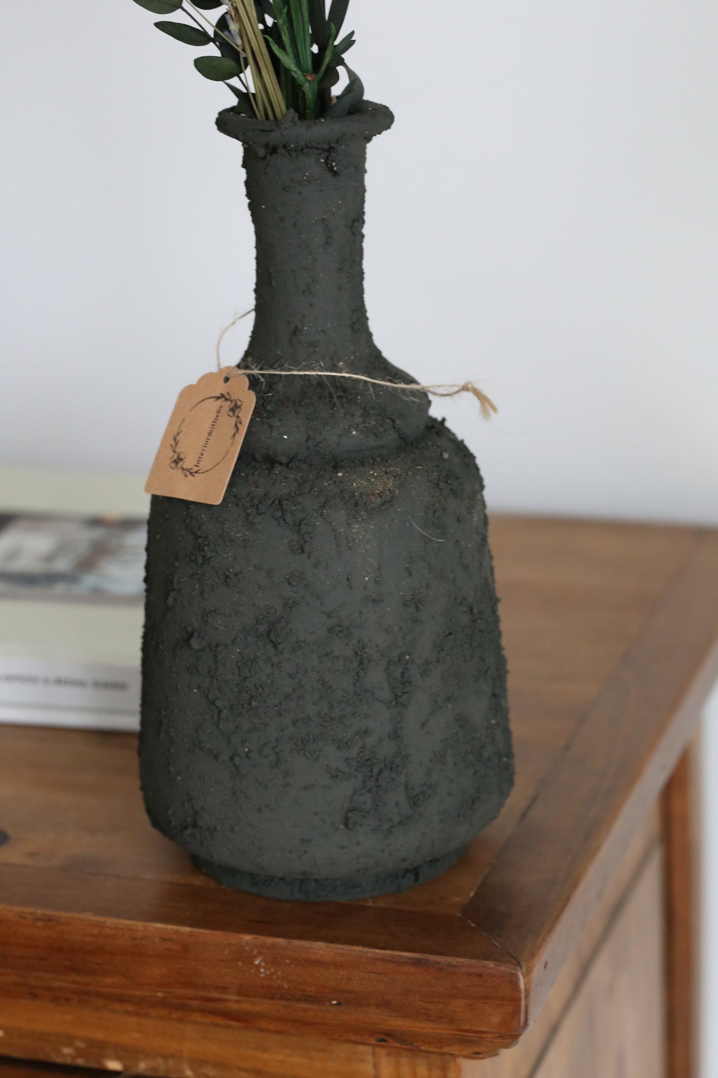 Handgemachte Blumenvase mit Stein-Acryl-Streichtechnik und Trockenblumen – jedes Stück ein Unikat