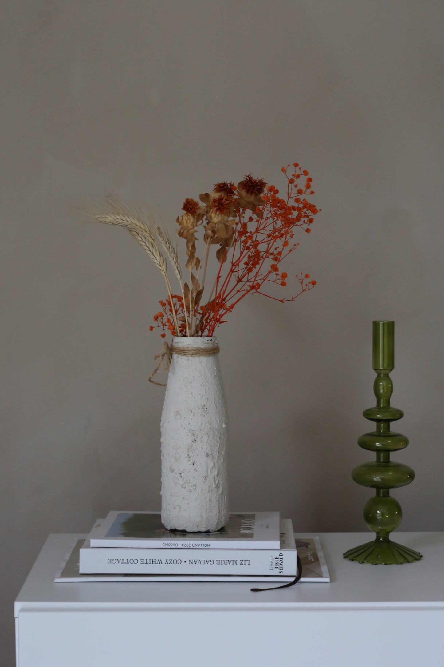 Handgemachte Blumenvase Beige mit Stein-Acryl-Streichtechnik und Trockenblumen – jedes Stück ein Unikat
