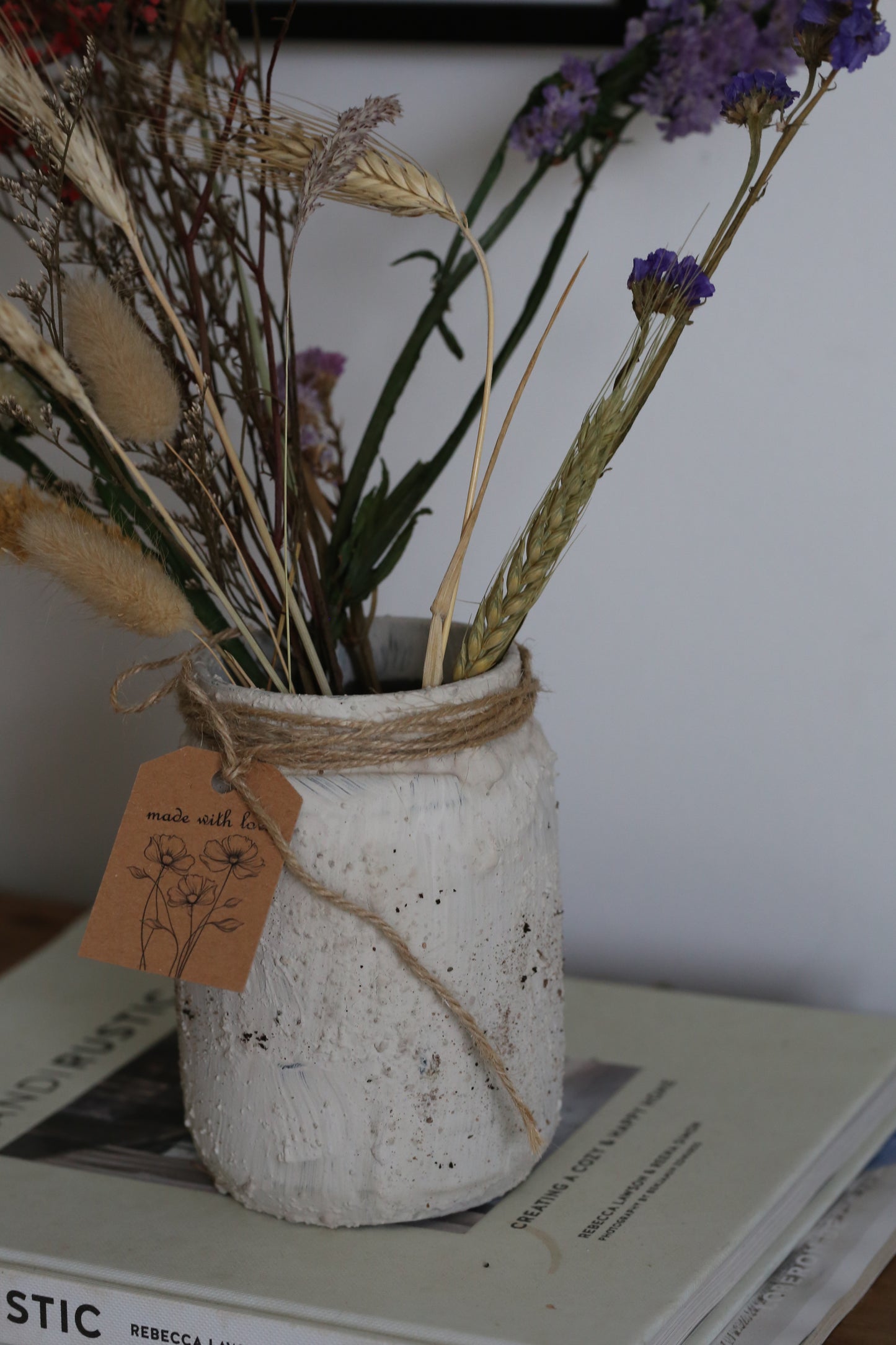 Handgemachte Blumenvase Beige mit Stein-Acryl-Streichtechnik und Trockenblumen – jedes Stück ein Unikat (Kopie)