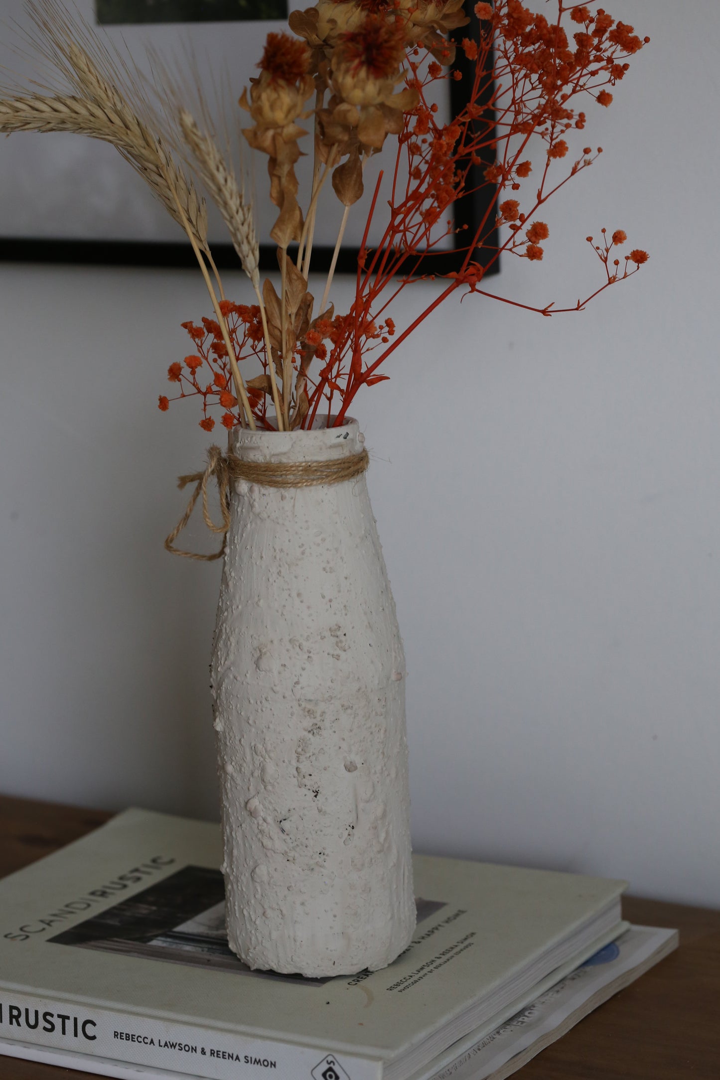 Handgemachte Blumenvase Beige mit Stein-Acryl-Streichtechnik und Trockenblumen – jedes Stück ein Unikat