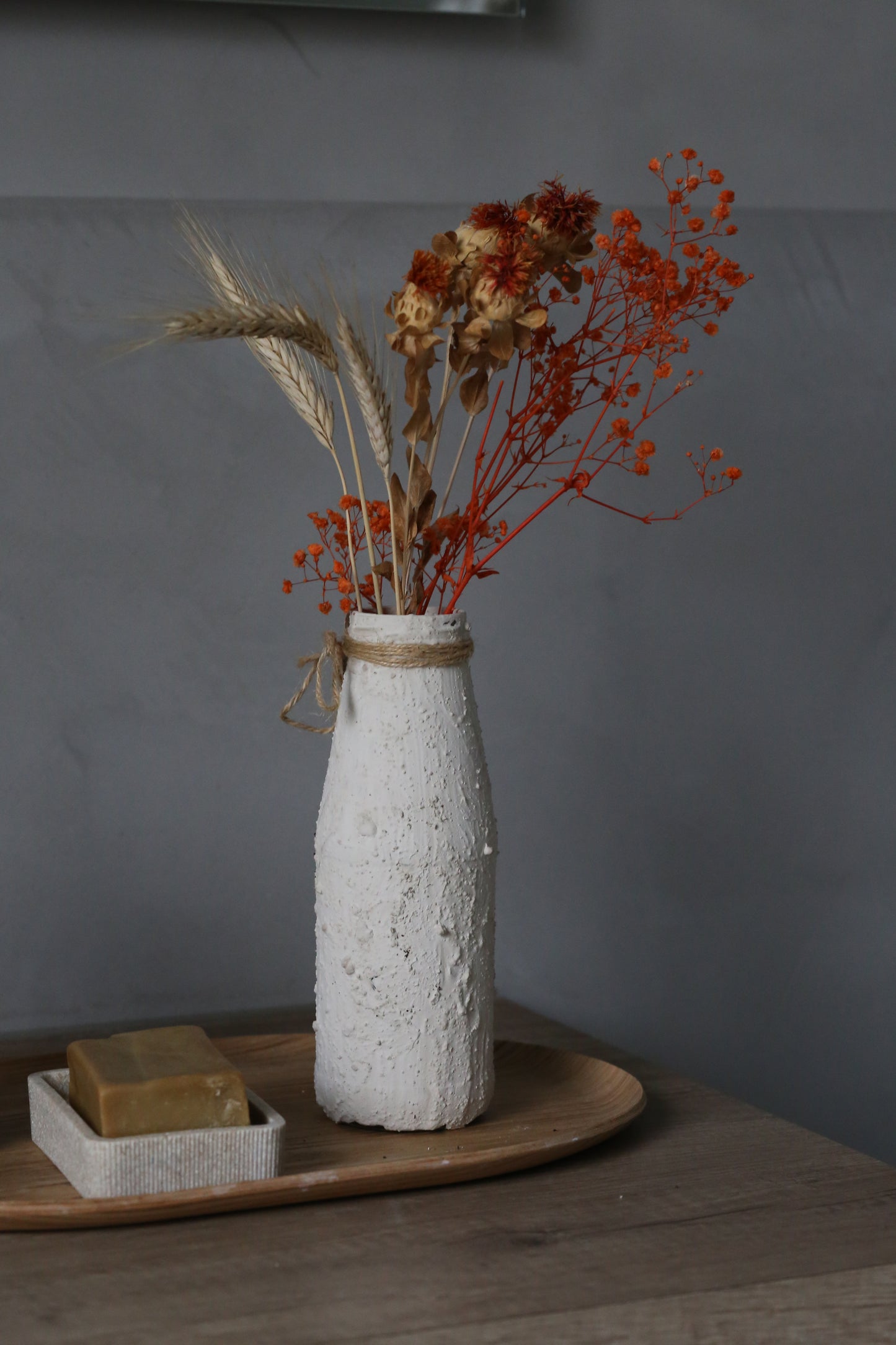Handgemachte Blumenvase Beige mit Stein-Acryl-Streichtechnik und Trockenblumen – jedes Stück ein Unikat