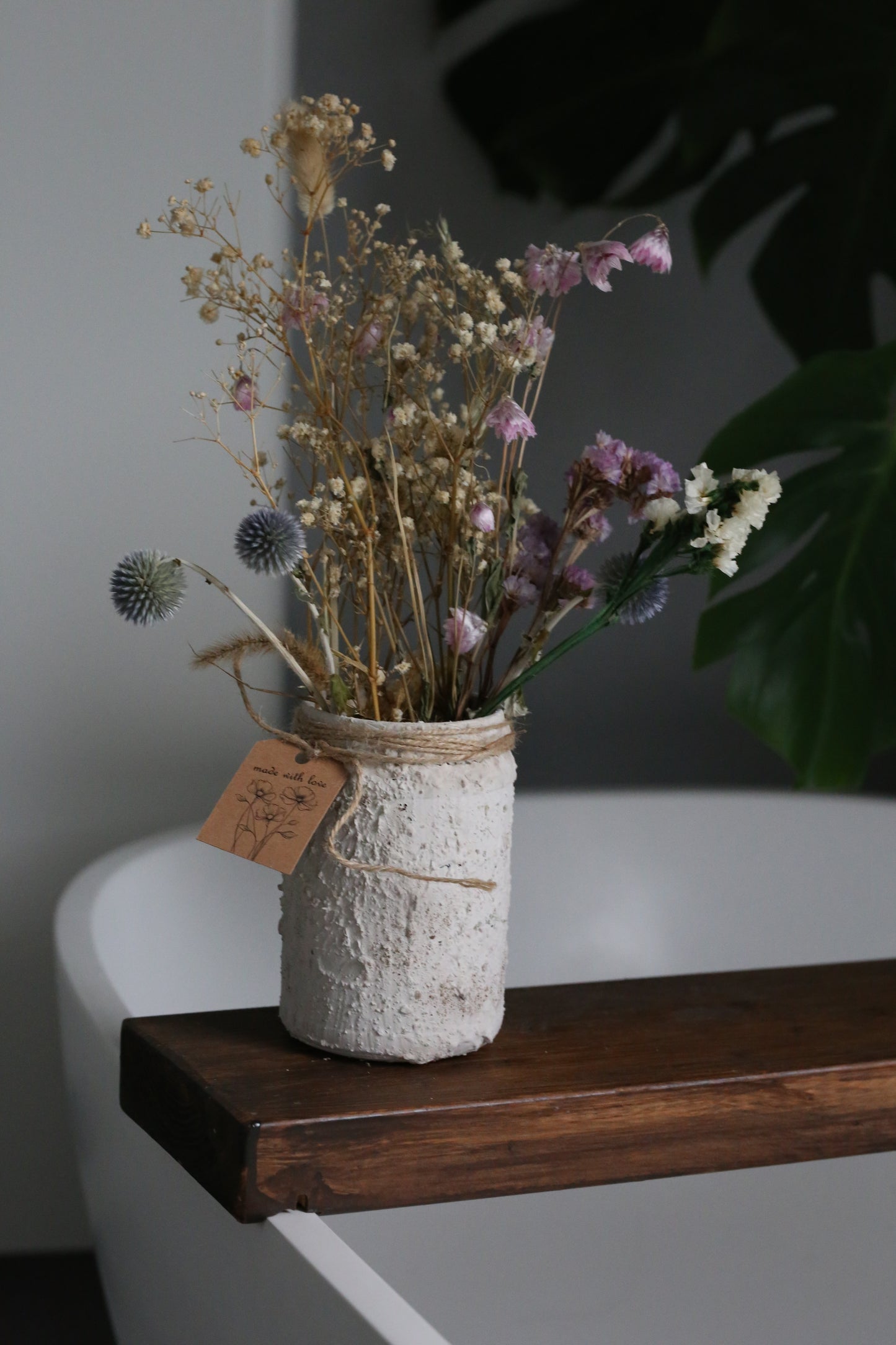 Handgemachte Blumenvase Beige mit Stein-Acryl-Streichtechnik und Trockenblumen – jedes Stück ein Unikat