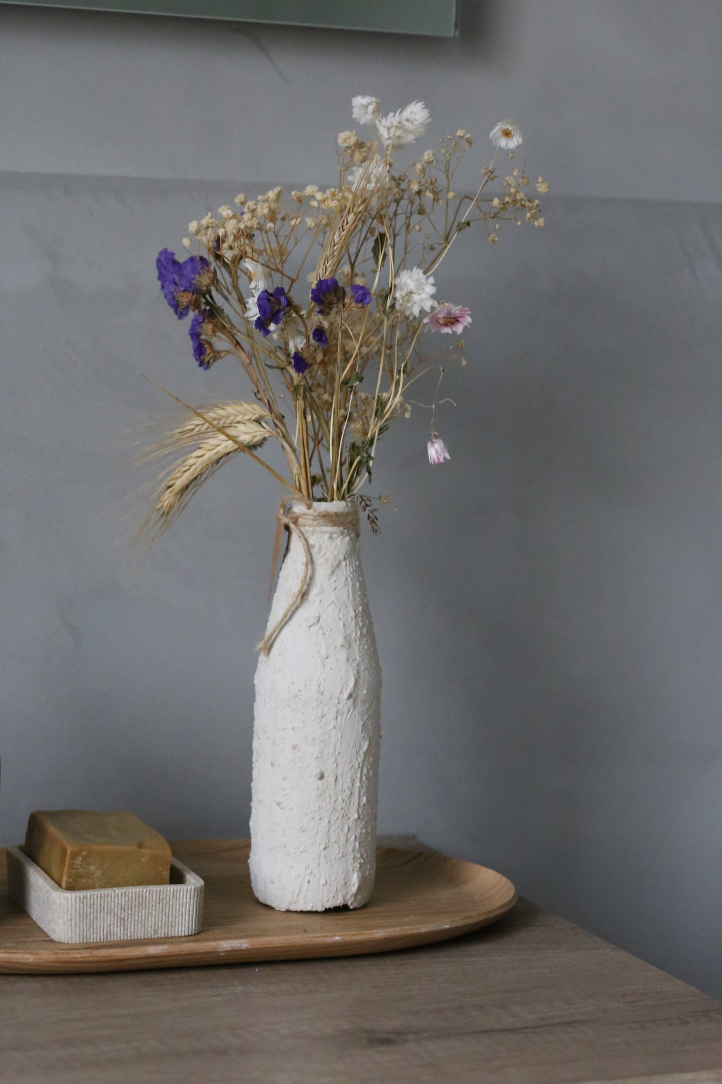 Handgemachte Blumenvase Beige mit Stein-Acryl-Streichtechnik und Trockenblumen – jedes Stück ein Unikat