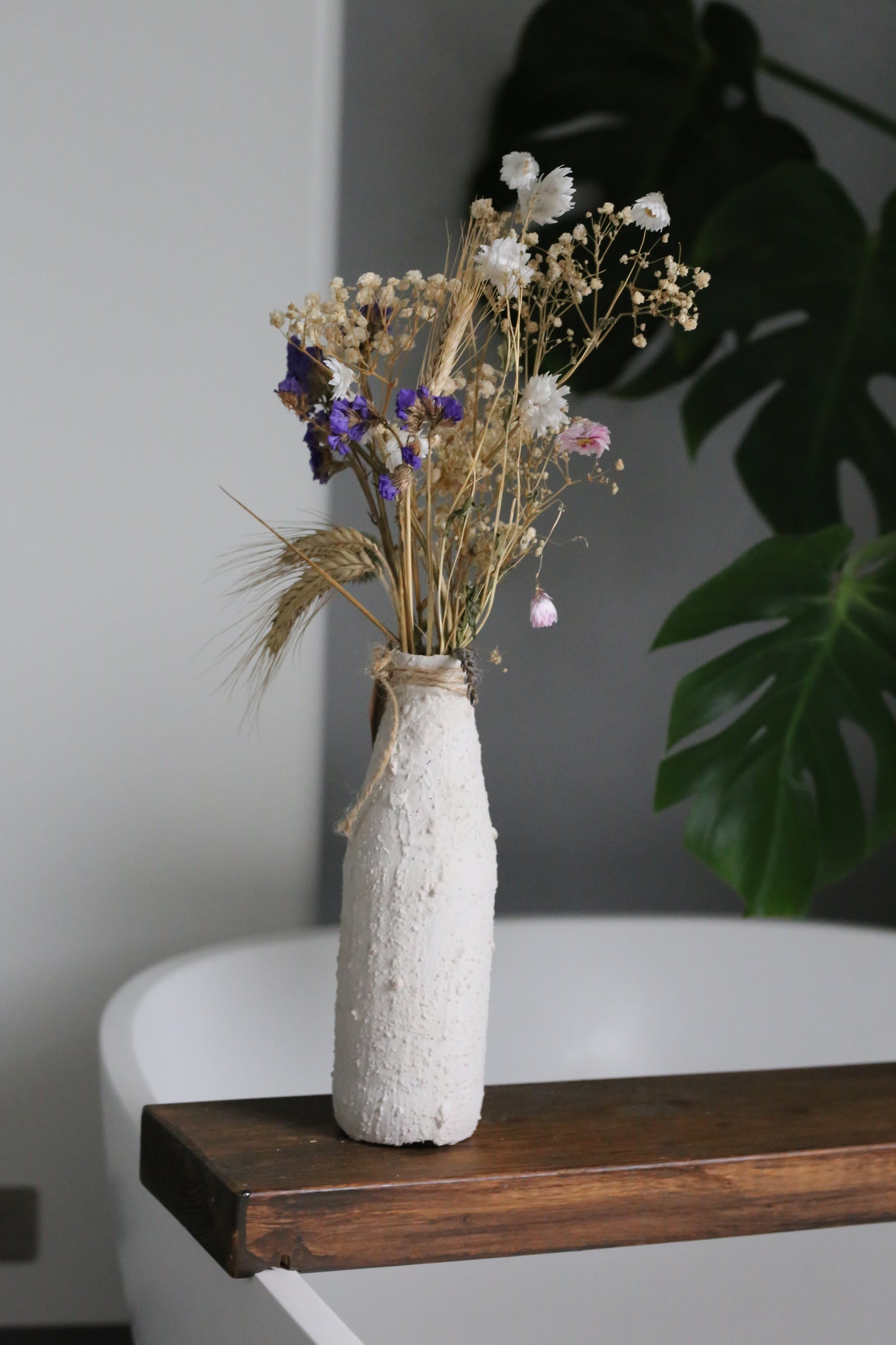 Handgemachte Blumenvase Beige mit Stein-Acryl-Streichtechnik und Trockenblumen – jedes Stück ein Unikat