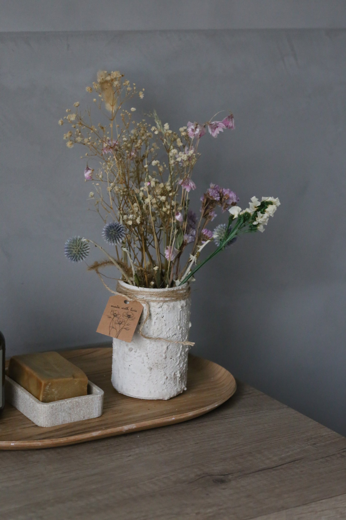 Handgemachte Blumenvase Beige mit Stein-Acryl-Streichtechnik und Trockenblumen – jedes Stück ein Unikat