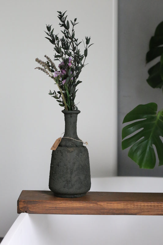 Handgemachte Blumenvase mit Stein-Acryl-Streichtechnik und Trockenblumen – jedes Stück ein Unikat