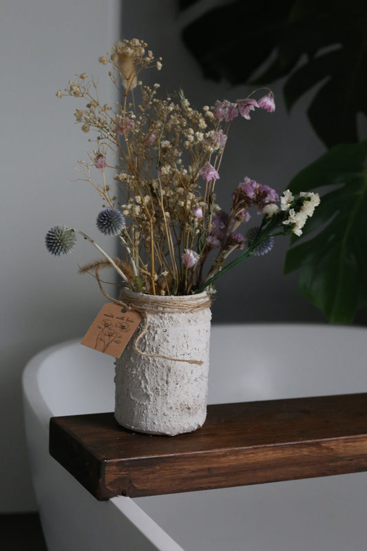 Handgemachte Blumenvase Beige mit Stein-Acryl-Streichtechnik und Trockenblumen – jedes Stück ein Unikat